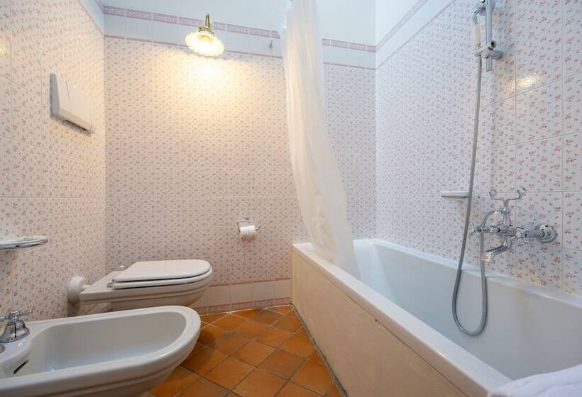 패밀리 룸, Palazzo Viviani Castello Di Montegridolfo