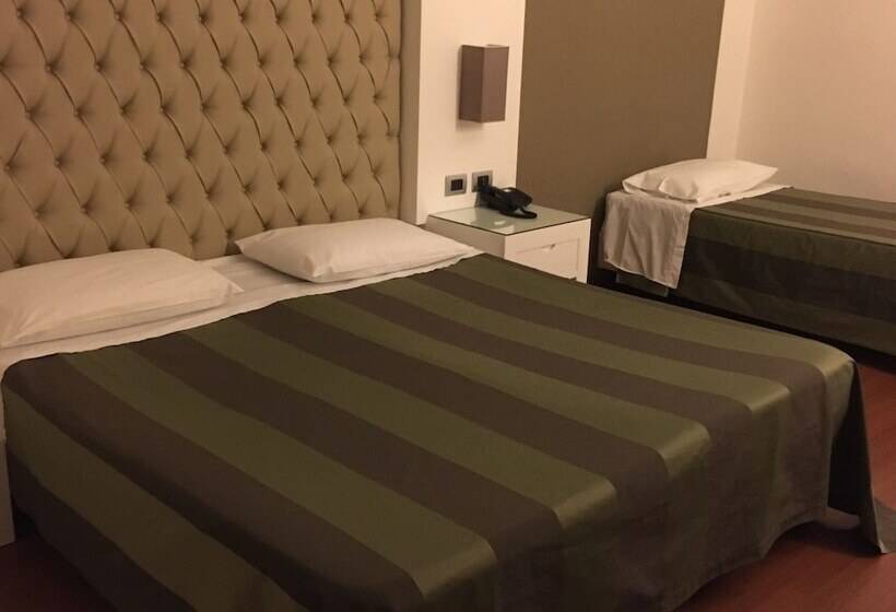 اتاق استاندارد سه نفره, Club Kennedy