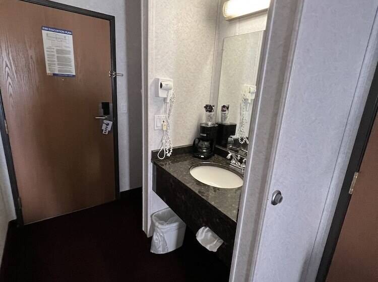 带2个双人床的标准工作室, Fairbridge Inn & Suites Williston