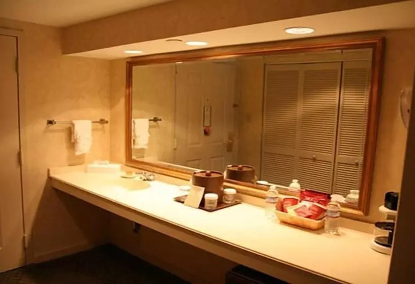 ２ダブルベッドのスタンダードルーム, Inn At Reading  & Conference Center
