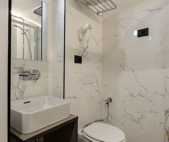 标准单人间, London