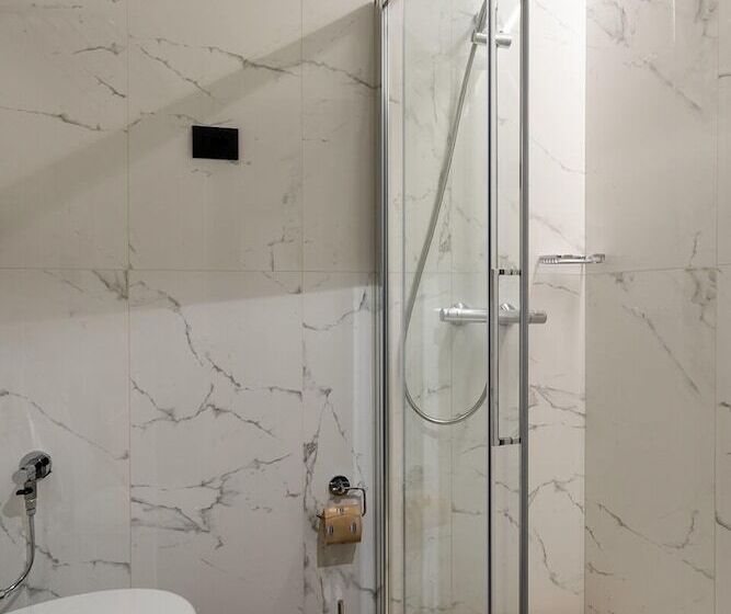 标准单人间, London