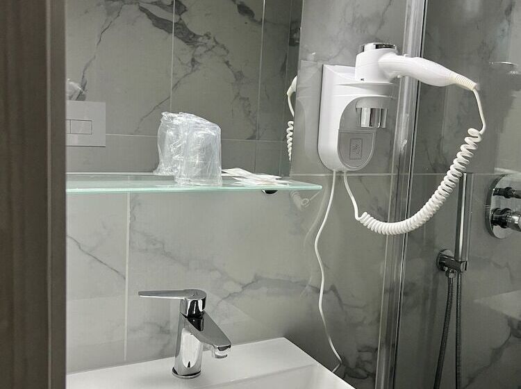 标准单人间, Sara