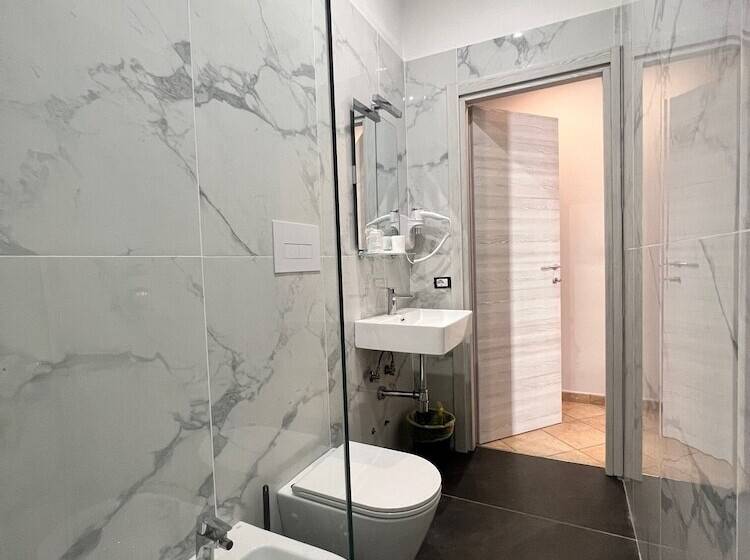 标准单人间, Sara