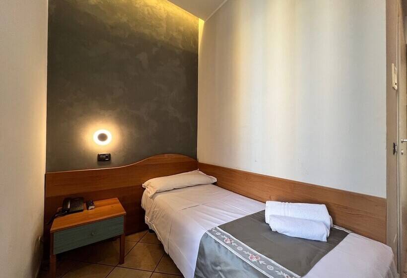 标准单人间, Sara