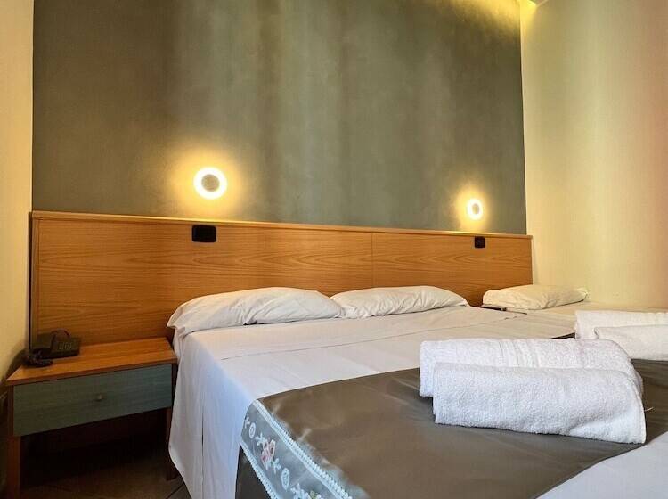 标准三人间, Sara