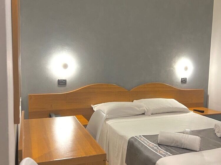 标准三人间, Sara