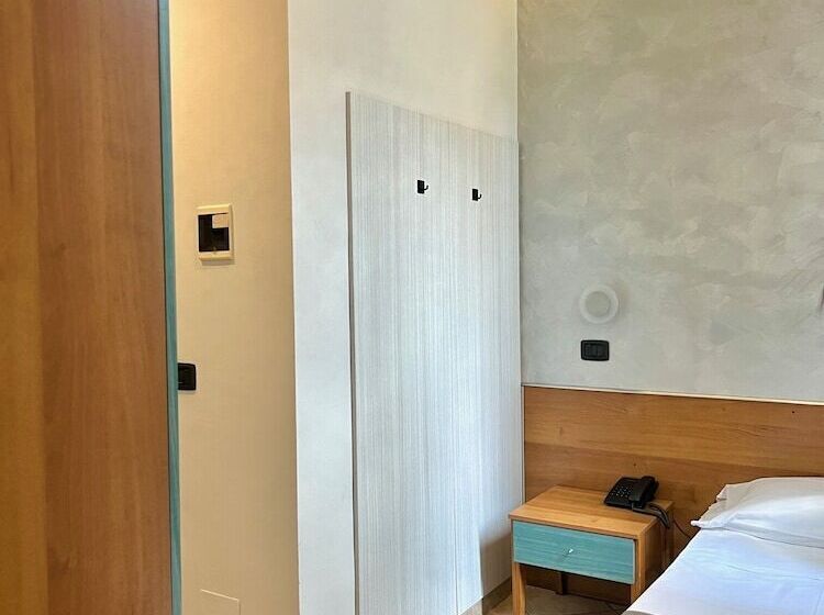 标准单人间, Sara