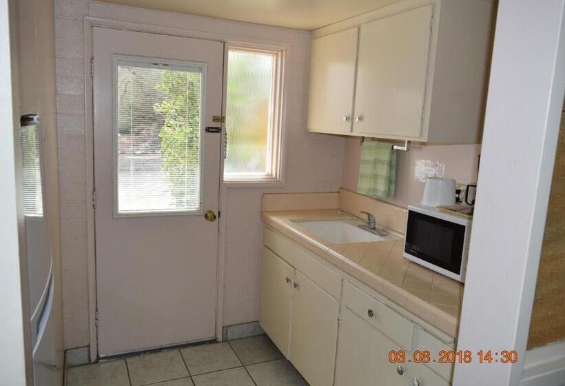 חדר דחוקס עם מיטת קינג, Stanlunds Inn And Suites