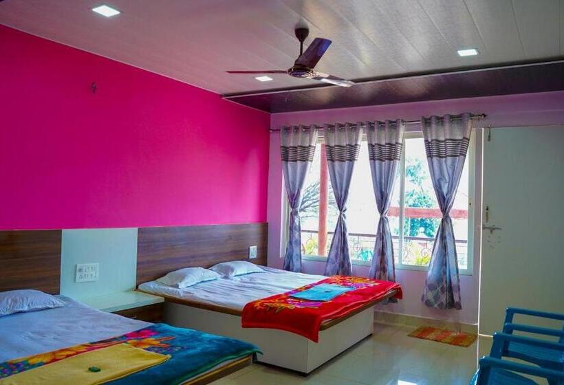 Quarto Quadruple Standart Vista Jardim, Shivshrushti Agro Tourism & River Camp Tapola