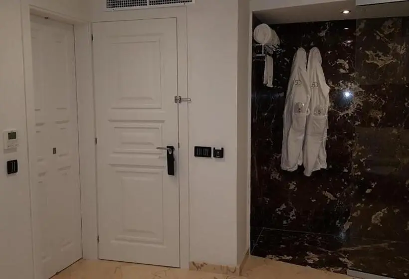 سوئیت جونیور با تراس, 50th Guest House