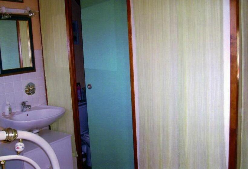 غرفة قياسية, Chambre Chez Corinne