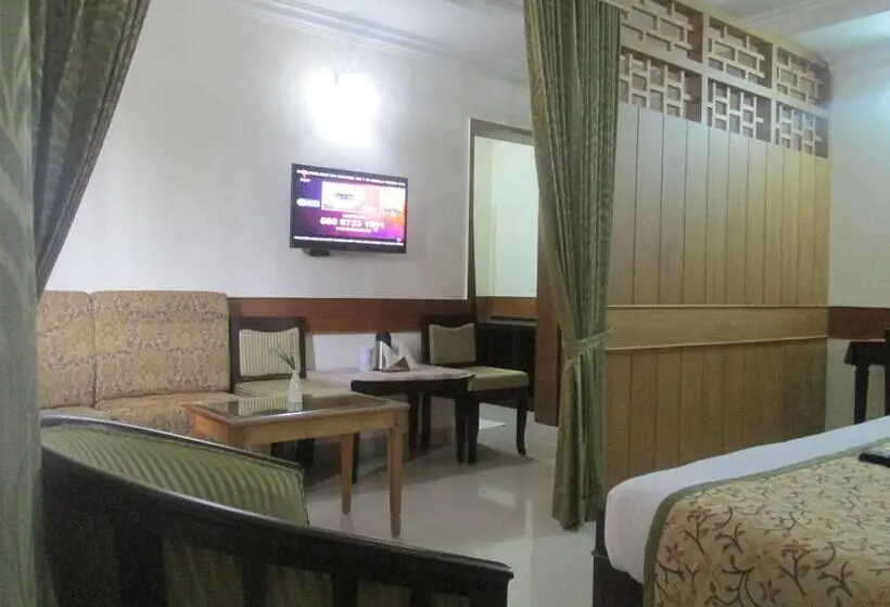 デラックスジュニアスイート, Paray Village County