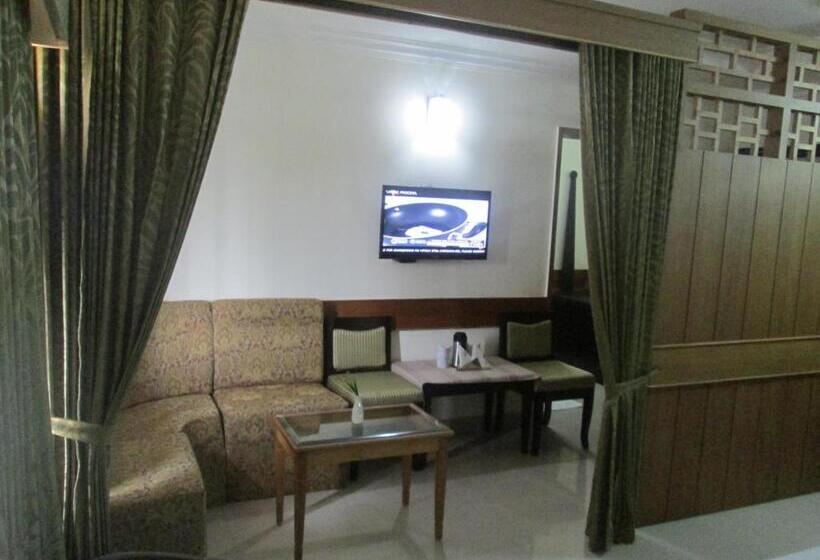 デラックスジュニアスイート, Paray Village County