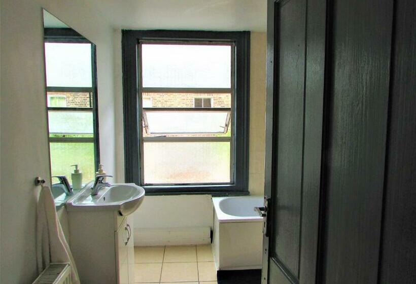 חדר דלוקס, Home Away From Home