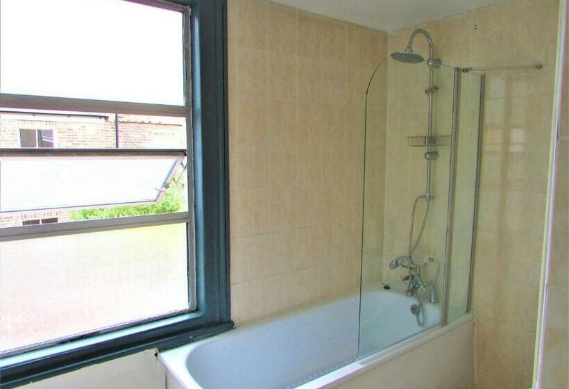 חדר דלוקס, Home Away From Home