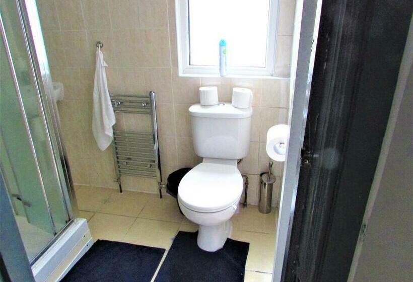 חדר דלוקס, Home Away From Home