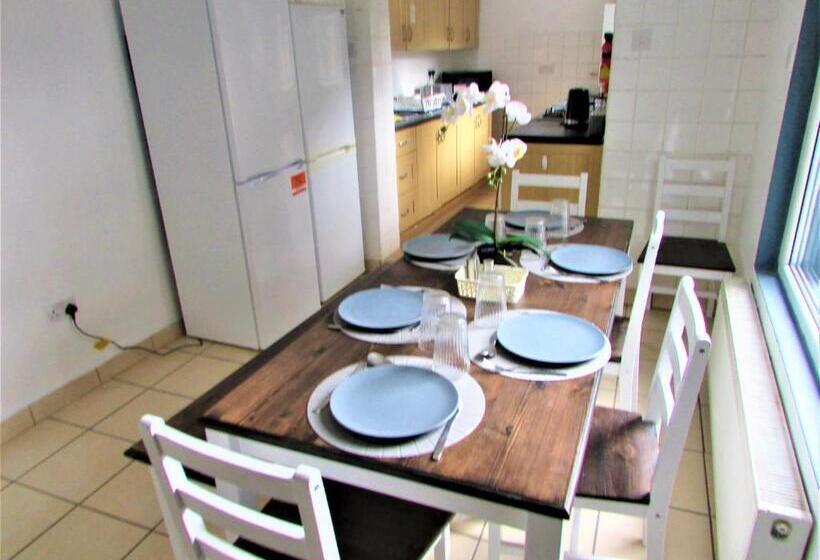 חדר סטנדרט, Home Away From Home