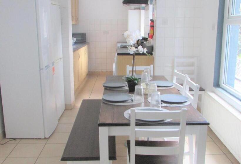 חדר סטנדרט, Home Away From Home