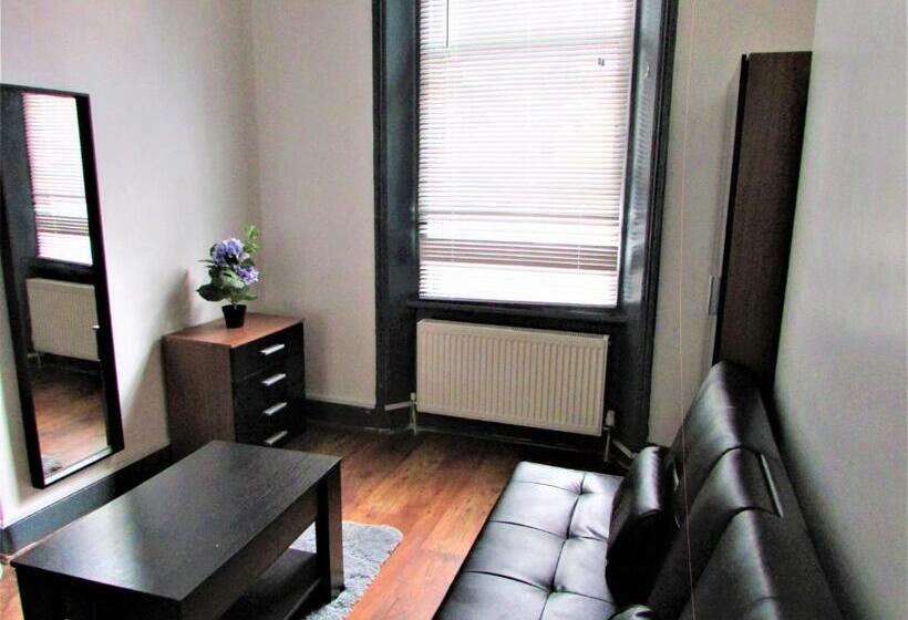 חדר דלוקס, Home Away From Home