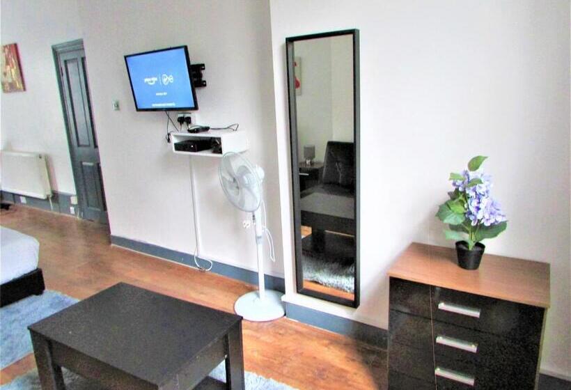 חדר דלוקס, Home Away From Home