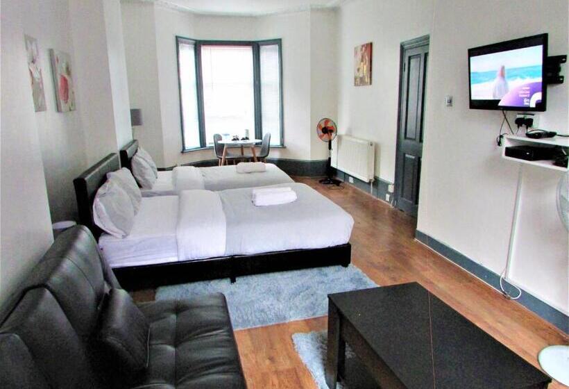 חדר דלוקס, Home Away From Home