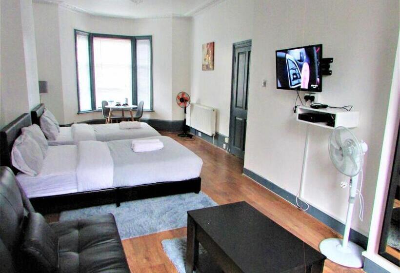 חדר דלוקס, Home Away From Home