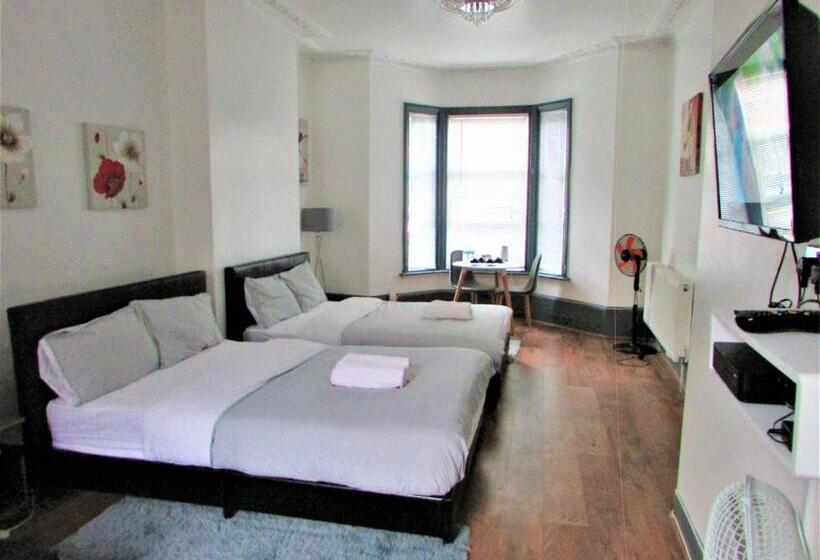 חדר דלוקס, Home Away From Home