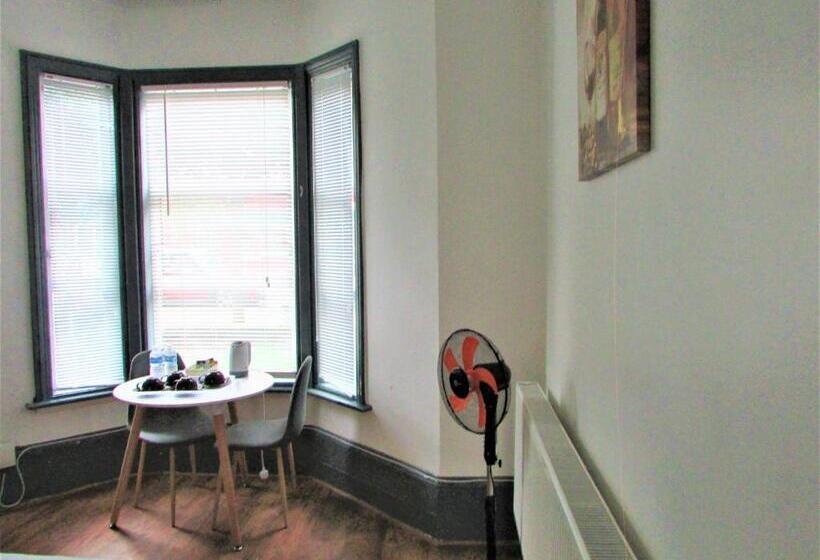 חדר דלוקס, Home Away From Home