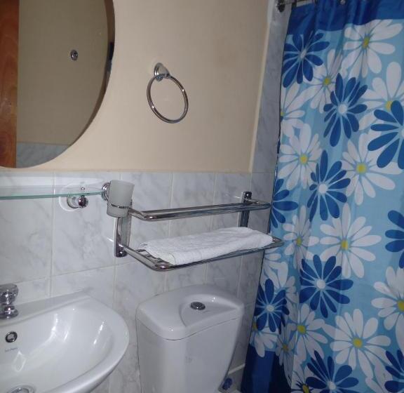 标准三人间, Hostal America