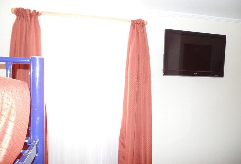 标准三人间, Hostal America