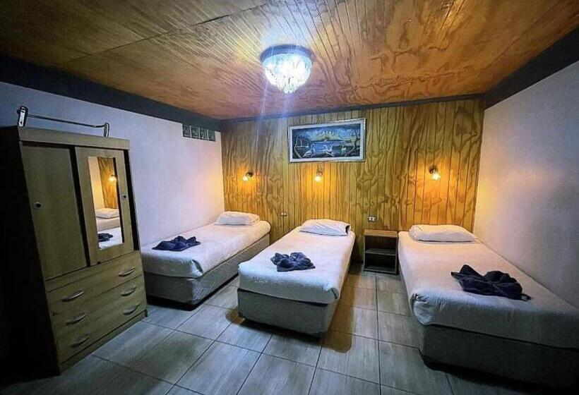 标准三人间, Hostal America