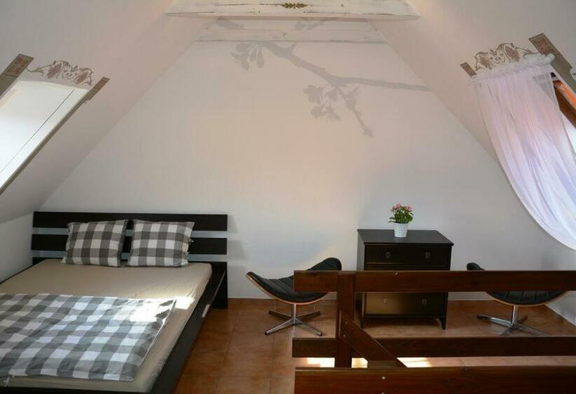 شقة غرفتين نوم مطلة على الحديقة, Habánský Dům