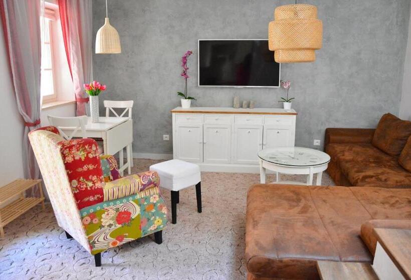 شقة غرفتين, Habánský Dům