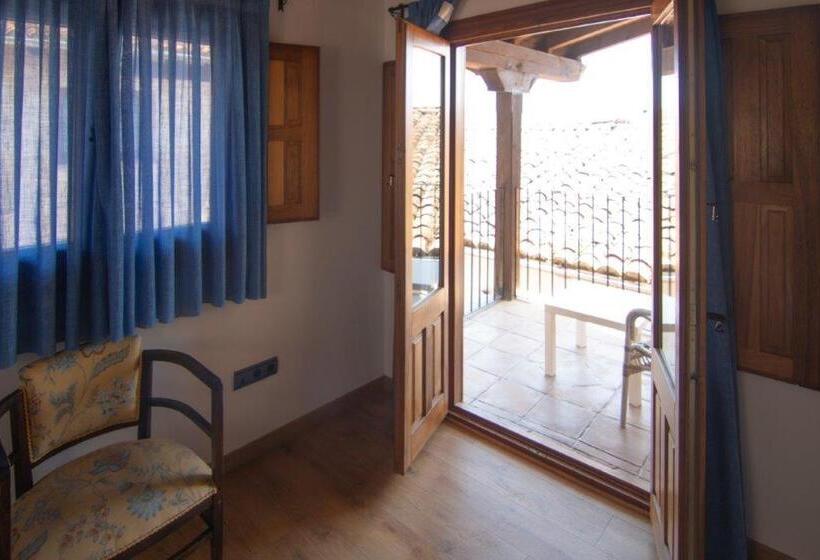 חדר סטנדרט לשלושה עם טרסה, Hospedium Hotel Rural Abadía De Yuste