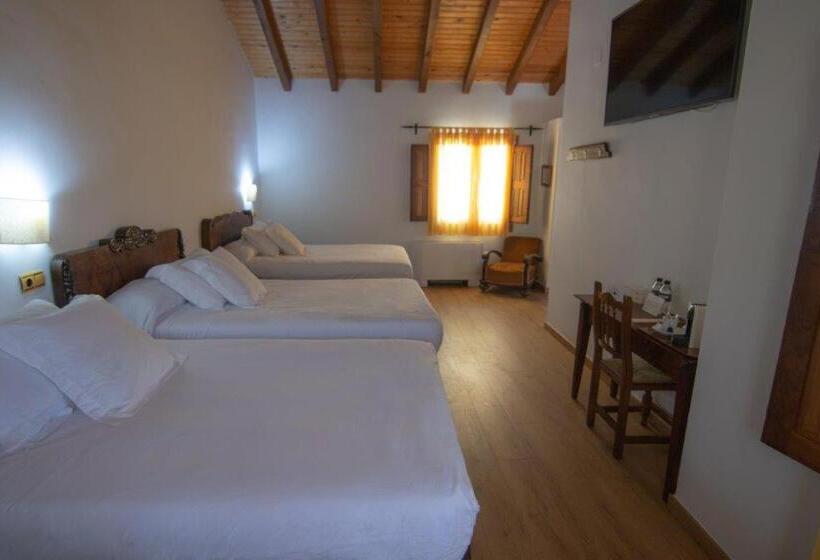 חדר סופריור לשלושה, Hospedium Hotel Rural Abadía De Yuste