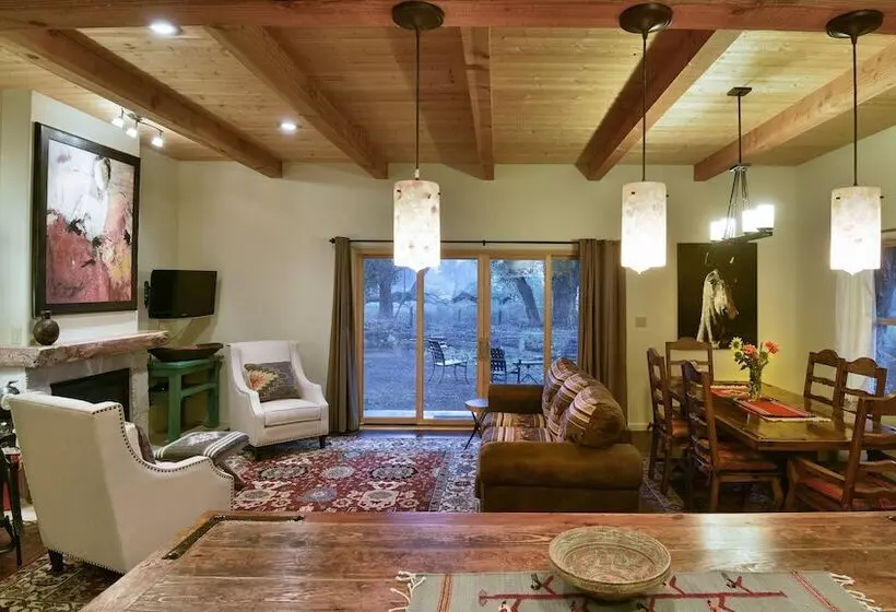 ２ベッドルームハウス, Abiquiu Inn