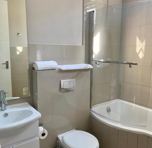 דירת חדר, At Hatfield Apartments