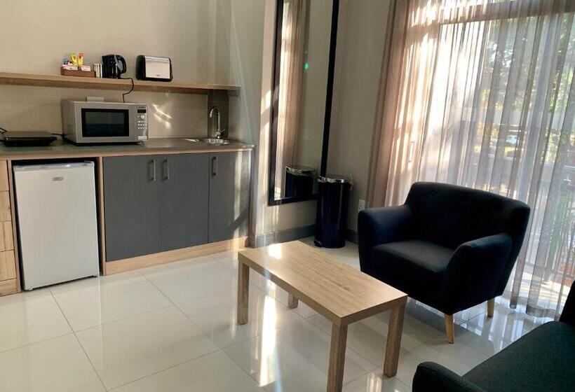 דירת חדר, At Hatfield Apartments