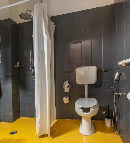 חדר סטנדרט מותאם לאדם עם מוגבלויות, Crossroad