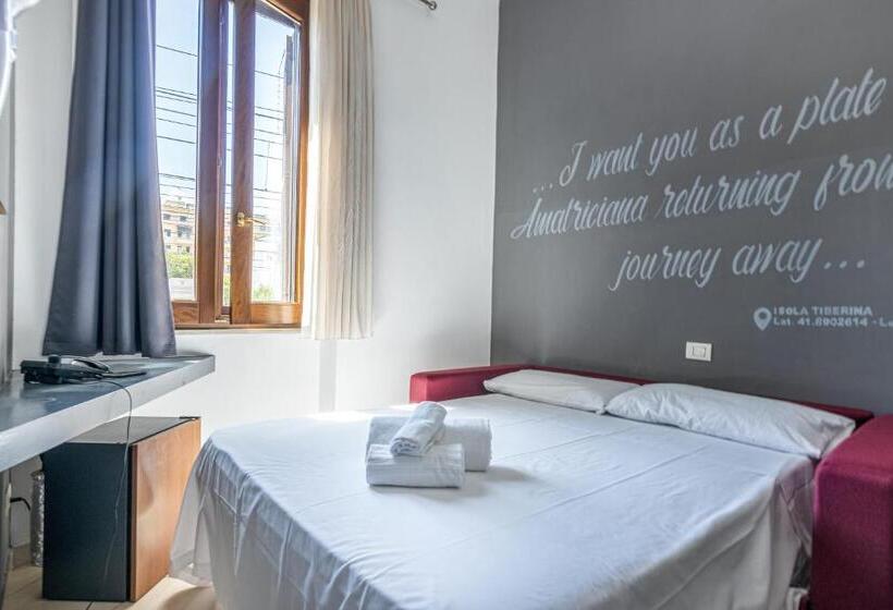 חדר אקונומי לשלושה, Crossroad