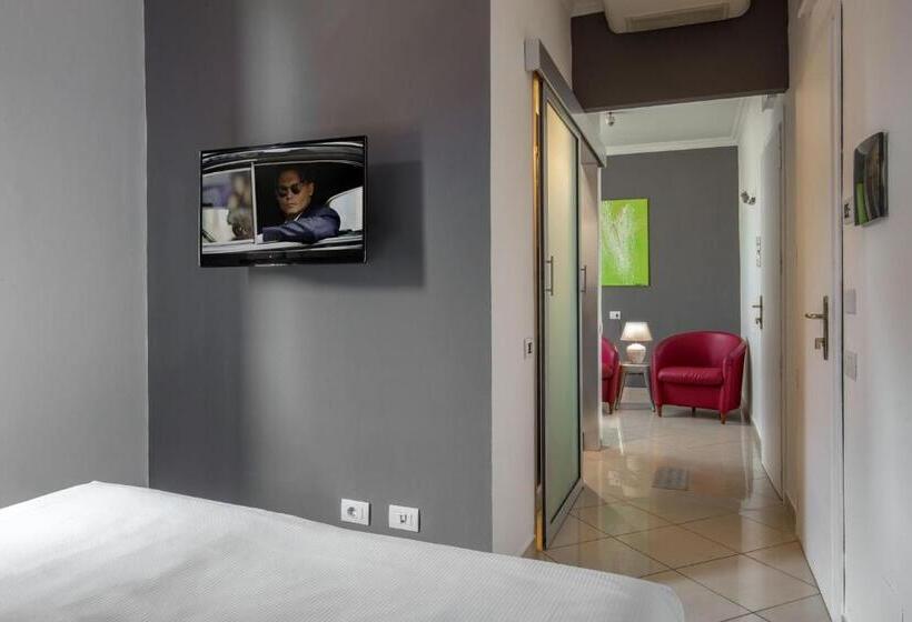 חדר אקונומי לשלושה, Crossroad