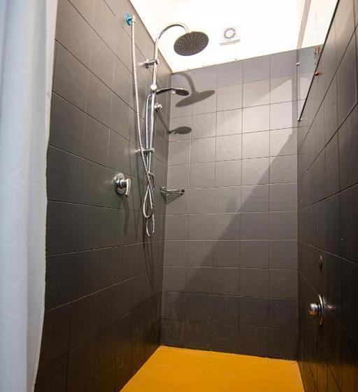 חדר אקונומי לשלושה, Crossroad