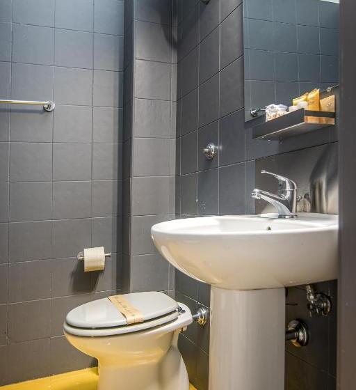 חדר אקונומי לשלושה, Crossroad