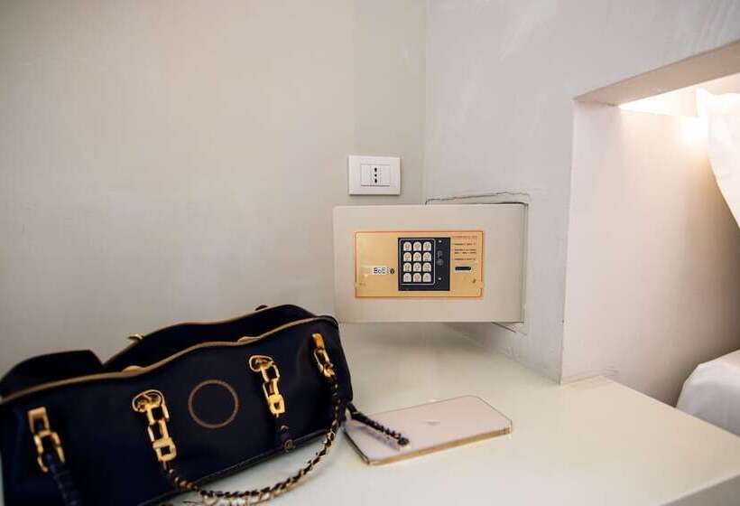 חדר אקונומי יחיד, Crossroad