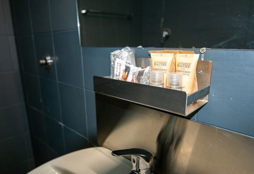 חדר אקונומי לשלושה, Crossroad