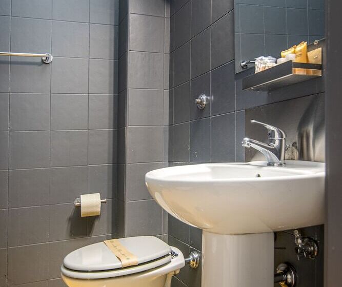 חדר אקונומי לשלושה, Crossroad