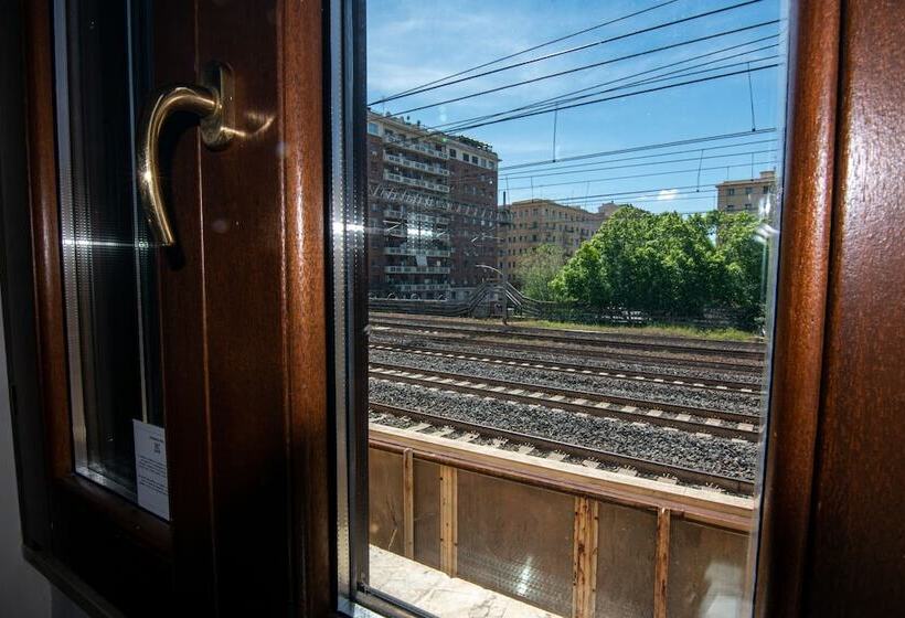 חדר אקונומי לשלושה, Crossroad