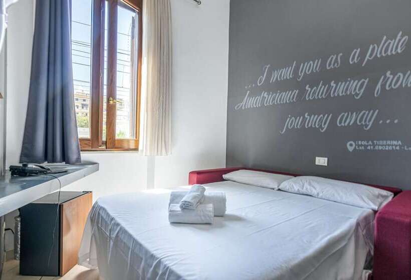 חדר אקונומי לשלושה, Crossroad