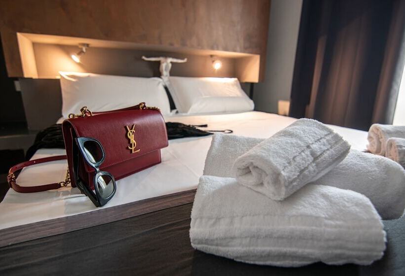 חדר אקונומי לשלושה, Crossroad